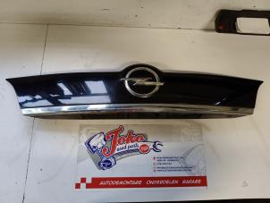 Gebruikte Handgreep Achterklep Opel Meriva 1.3 CDTI 16V Prijs op aanvraag aangeboden door Autodemontage Joko B.V.