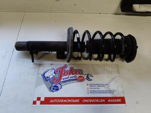 Gebruikte Mac Phersonpoot links-voor Peugeot 207 SW (WE/WU) 1.4 16V Vti Prijs op aanvraag aangeboden door Autodemontage Joko B.V.