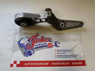 Gebruikte Versnellingsbak Steun Opel Corsa E 1.4 16V Prijs op aanvraag aangeboden door Autodemontage Joko B.V.