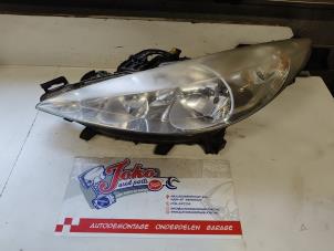 Gebruikte Linker Koplamp Peugeot 207/207+ (WA/WC/WM) 1.4 16V VTi Prijs op aanvraag aangeboden door Autodemontage Joko B.V.