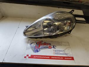 Gebruikte Linker Koplamp Fiat Grande Punto (199) 1.4 Prijs op aanvraag aangeboden door Autodemontage Joko B.V.