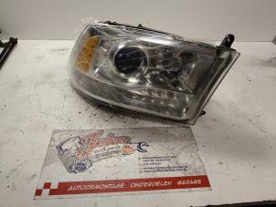 Nieuwe Koplamp rechts Dodge 1500 Crew Cab (DS) 5.7 Hemi V8 4x4 Prijs op aanvraag aangeboden door Autodemontage Joko B.V.