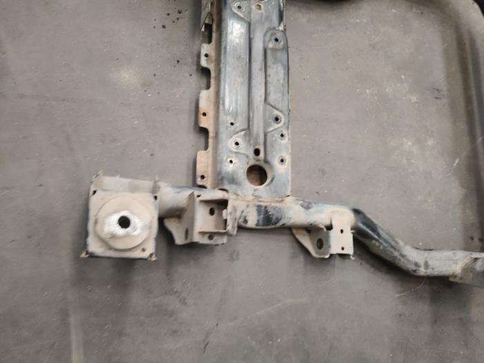Subframe van een Volkswagen Transporter T5 2.0 TDI DRF 2012