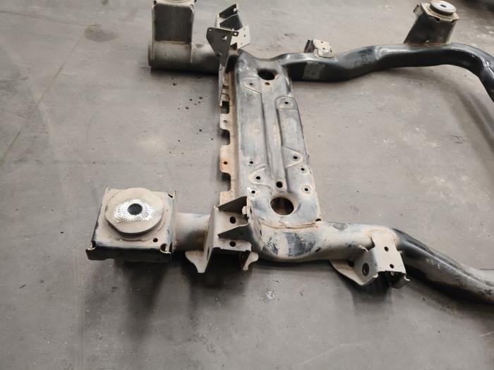 Subframe van een Volkswagen Transporter T5 2.0 TDI DRF 2012