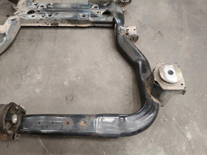Subframe van een Volkswagen Transporter T5 2.0 TDI DRF 2012
