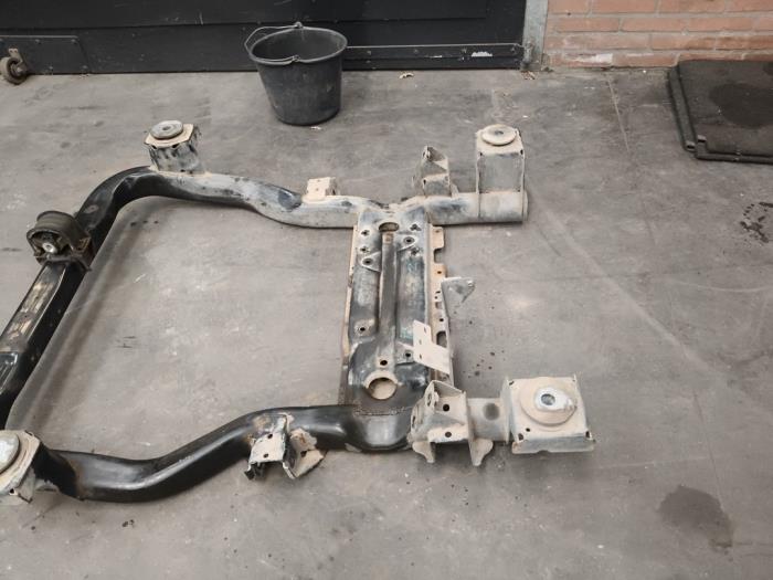 Subframe van een Volkswagen Transporter T5 2.0 TDI DRF 2012