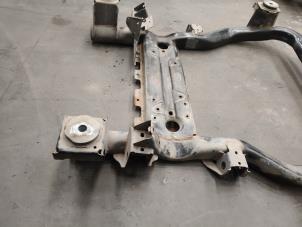 Subframe van een Volkswagen Transporter T5 2.0 TDI DRF 2012