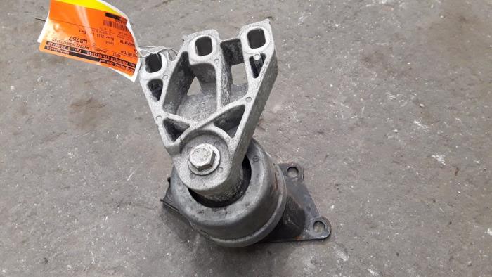 Gebruikte Motorsteun Volkswagen Transporter/Caravelle T5 2.0 TDI DRF Prijs op aanvraag aangeboden door Autodemontage Joko B.V.