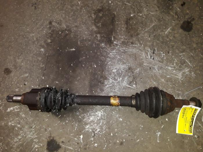 Gebruikte Aandrijfas links-voor Ford Fiesta 5 (JD/JH) 1.25 16V Prijs op aanvraag aangeboden door Autodemontage Joko B.V.