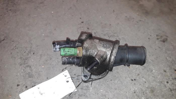 Gebruikte Thermostaathuis Fiat Stilo MW (192C) 1.9 JTD 115 Prijs op aanvraag aangeboden door Autodemontage Joko B.V.
