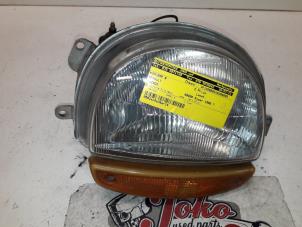 Gebruikte Rechter Koplamp Renault Twingo (C06) 1.2 Phase II Prijs op aanvraag aangeboden door Autodemontage Joko B.V.