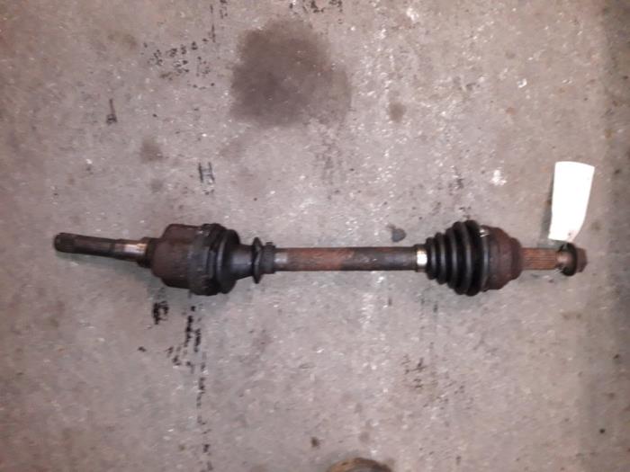 Gebruikte Aandrijfas links-voor Ford Mondeo III 2.0 16V Prijs op aanvraag aangeboden door Autodemontage Joko B.V.