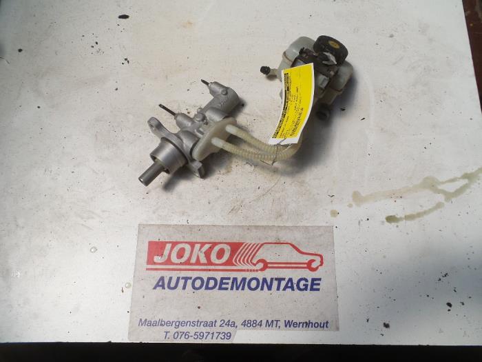Gebruikte Hoofdremcilinder Opel Meriva (A) 1.6 Prijs op aanvraag aangeboden door Autodemontage Joko B.V.