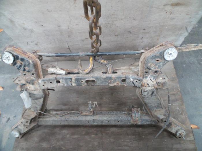 Subframe van een Peugeot 607 (9D/U) 2.2 HDi 16V FAP 2004