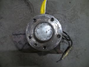 Gebruikte Fusee rechts-voor Opel Omega B Caravan (21/22/23) 2.6 V6 24V Prijs op aanvraag aangeboden door Autodemontage Joko B.V.