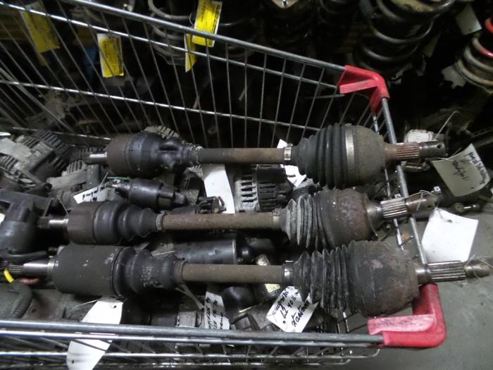 Gebruikte Steekas links-voor Peugeot 306 (7A/C/S) 1.6i XR,XT,ST Prijs op aanvraag aangeboden door Autodemontage Joko B.V.