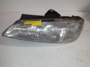 Gebruikte Koplamp links Peugeot 406 Break (8E/F) 1.8 16V Prijs op aanvraag aangeboden door Autodemontage Joko B.V.