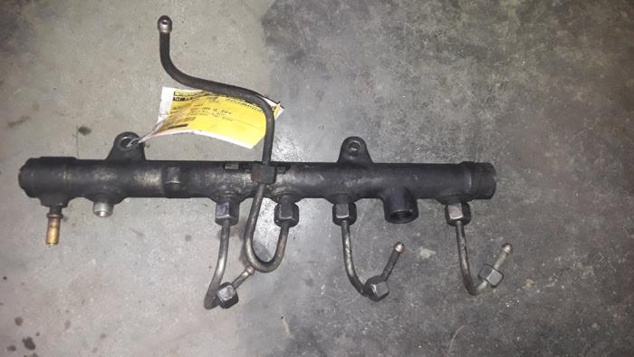 Gebruikte Injector brug Renault Trafic New (FL) 1.9 dCi 100 16V Prijs op aanvraag aangeboden door Autodemontage Joko B.V.