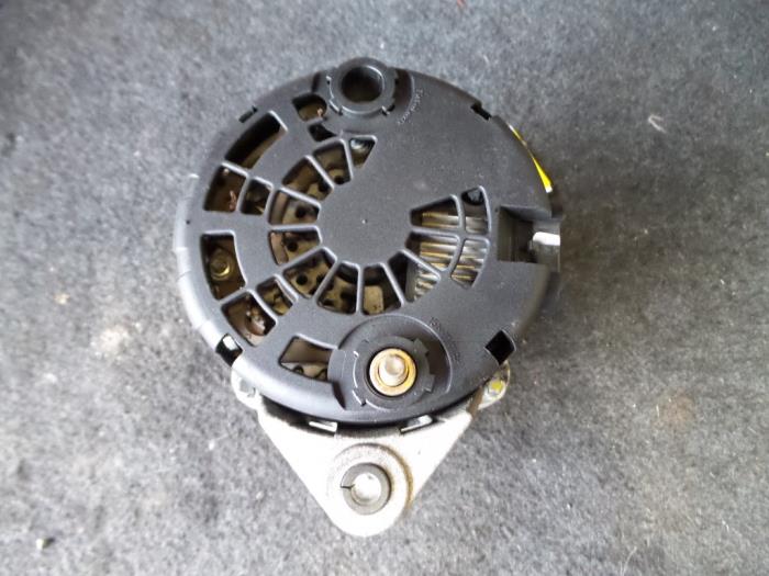 Dynamo van een Daewoo Kalos (SF48) 1.4 2003