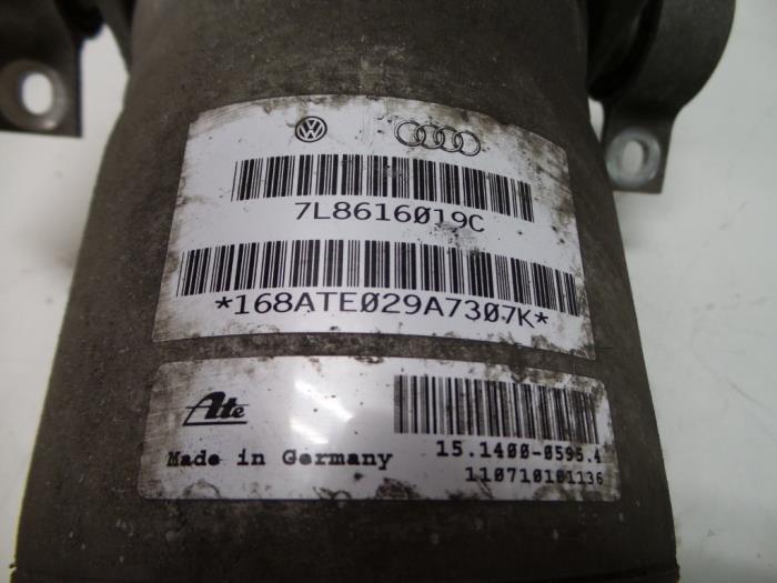 Schokdemper links-achter van een Audi Q7 (4LB) 3.0 TDI V6 24V 2011