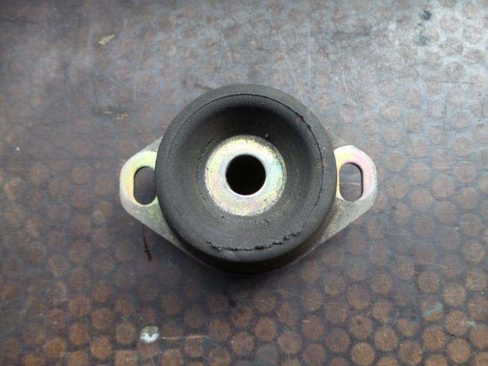 Gebruikte Versnellingsbak Steun Peugeot 307 SW (3H) 1.6 HDiF 110 16V Prijs op aanvraag aangeboden door Autodemontage Joko B.V.