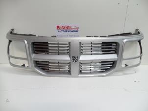 Gebruikte Grille Dodge Nitro 2.8 CRD 16V 4x4 Prijs op aanvraag aangeboden door Autodemontage Joko B.V.