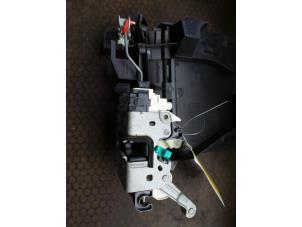 Gebruikte Deurslot Mechaniek 4Deurs links-voor Dodge Nitro 2.8 CRD 16V 4x4 Prijs op aanvraag aangeboden door Autodemontage Joko B.V.