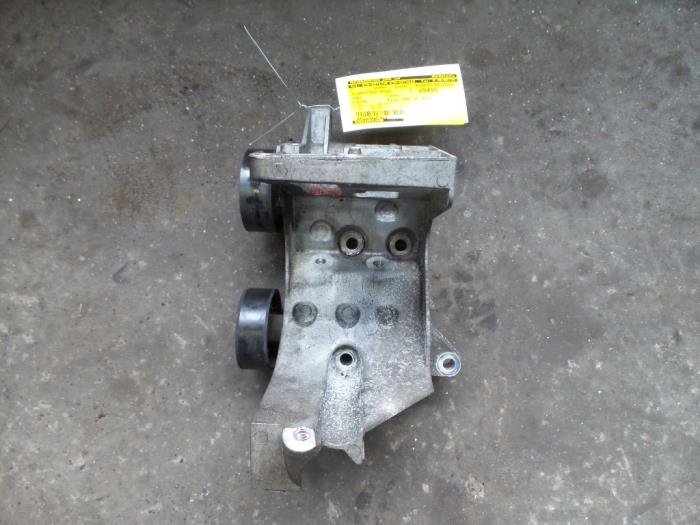 Gebruikte Dynamosteun boven Ford Fiesta 5 (JD/JH) 1.3 Prijs op aanvraag aangeboden door Autodemontage Joko B.V.