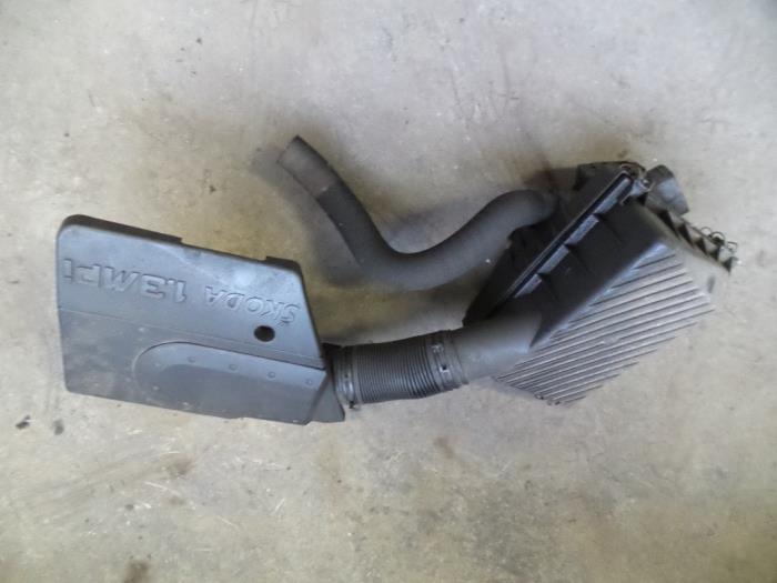 Gebruikte Luchtfilterhuis Skoda Felicia II (6U1) 1.3 Prijs op aanvraag aangeboden door Autodemontage Joko B.V.