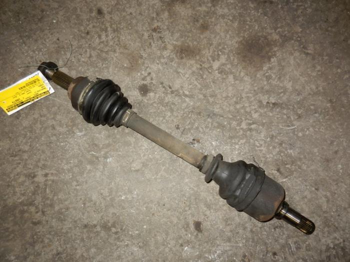 Gebruikte Aandrijfas links-voor Ford Mondeo III 2.0 16V Prijs op aanvraag aangeboden door Autodemontage Joko B.V.