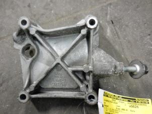 Gebruikte Dynamosteun boven Volkswagen Passat Variant (3B6) 2.3 V5 20V Prijs op aanvraag aangeboden door Autodemontage Joko B.V.