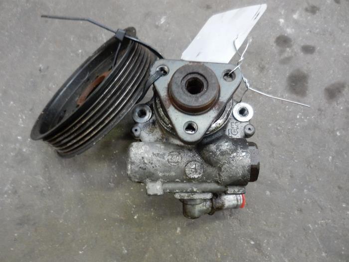 Gebruikte Pomp Servo Volkswagen Passat Variant (3B6) 2.3 V5 20V Prijs op aanvraag aangeboden door Autodemontage Joko B.V.