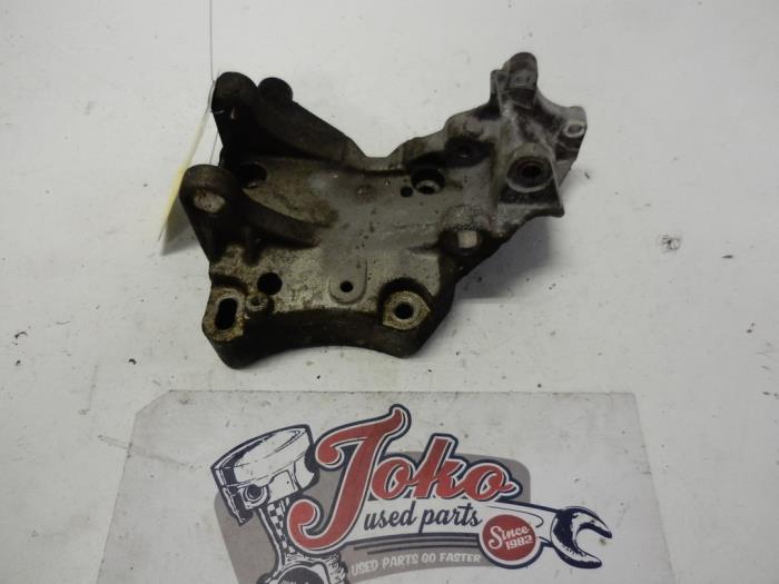 Gebruikte Dynamosteun boven Peugeot 206 (2A/C/H/J/S) 1.6 16V Prijs op aanvraag aangeboden door Autodemontage Joko B.V.