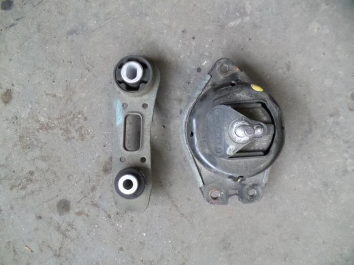 Gebruikte Motorrubber Renault Laguna II Grandtour (KG) 1.6 16V Prijs op aanvraag aangeboden door Autodemontage Joko B.V.
