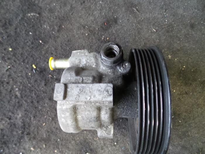 Gebruikte Pomp Servo Renault Laguna II Grandtour (KG) 1.6 16V Prijs op aanvraag aangeboden door Autodemontage Joko B.V.