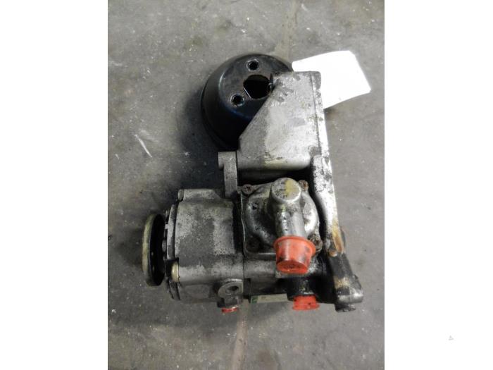 Gebruikte Pomp Servo Mercedes E Combi (S210) 4.2 E-420 32V Prijs op aanvraag aangeboden door Autodemontage Joko B.V.