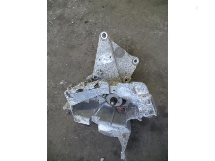 Gebruikte Versnellingsbak Steun Renault Clio II Societe (SB) 1.5 dCi 68 Prijs op aanvraag aangeboden door Autodemontage Joko B.V.