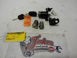 Gebruikte Set Cilindersloten (compleet) Ford Fiesta 5 (JD/JH) 1.3 Prijs op aanvraag aangeboden door Autodemontage Joko B.V.