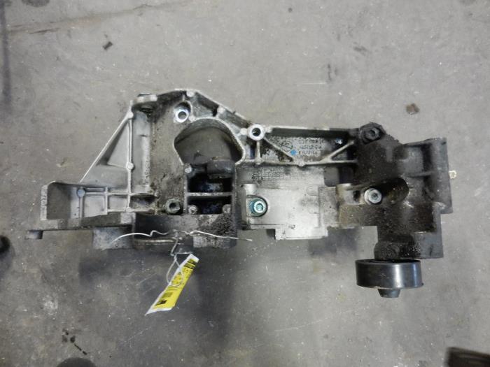 Gebruikte Dynamosteun boven Seat Ibiza II Facelift (6K1) 1.9 TDi 90 Stella Prijs op aanvraag aangeboden door Autodemontage Joko B.V.