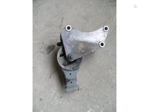 Gebruikte Versnellingsbak Steun Opel Vectra C GTS 2.2 16V Prijs op aanvraag aangeboden door Autodemontage Joko B.V.