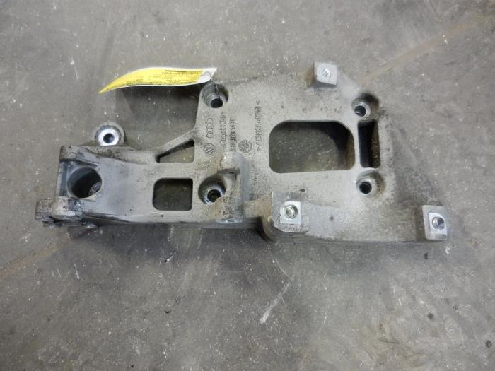 Gebruikte Dynamosteun boven Skoda Octavia Combi (1Z5) 1.6 MPI Prijs op aanvraag aangeboden door Autodemontage Joko B.V.