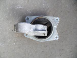 Gebruikte Versnellingsbak Steun Opel Vectra C GTS 2.2 16V Prijs op aanvraag aangeboden door Autodemontage Joko B.V.