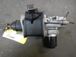 Gebruikte Hoofdremcilinder Mercedes E (W211) 2.7 E-270 CDI 20V Prijs op aanvraag aangeboden door Autodemontage Joko B.V.