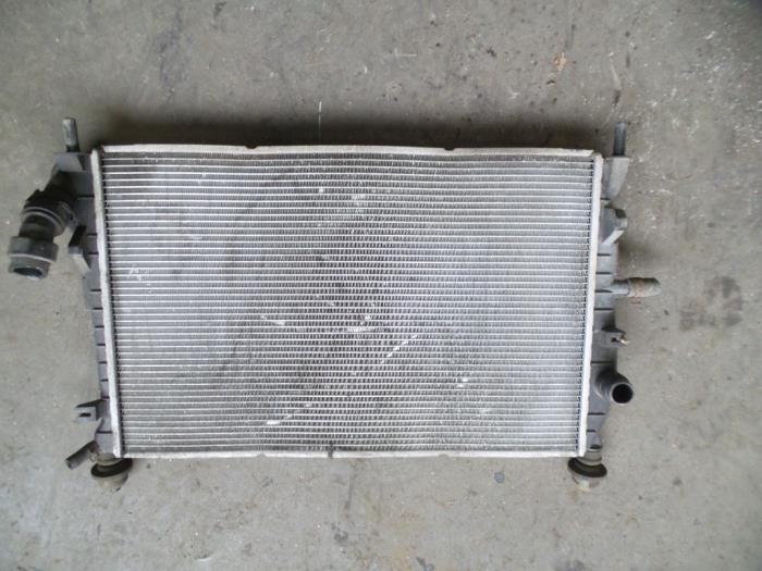 Gebruikte Radiateur Ford Mondeo III Wagon 2.0 TDCi 130 16V Prijs op aanvraag aangeboden door Autodemontage Joko B.V.