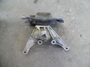 Gebruikte Versnellingsbak Steun Volvo S40 (MS) 2.5 T5 20V Prijs op aanvraag aangeboden door Autodemontage Joko B.V.