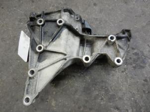 Gebruikte Dynamosteun boven Renault Espace (JE) 2.0i 16V Prijs op aanvraag aangeboden door Autodemontage Joko B.V.