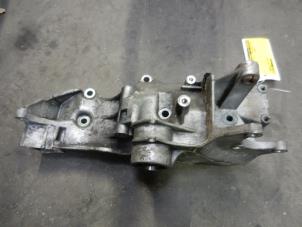 Gebruikte Dynamosteun boven Volkswagen Passat (3B3) 2.0 20V Prijs op aanvraag aangeboden door Autodemontage Joko B.V.