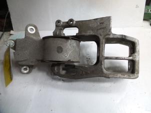 Gebruikte Versnellingsbak Steun Daihatsu YRV (M2) 1.0 12V DVVT STi Prijs op aanvraag aangeboden door Autodemontage Joko B.V.