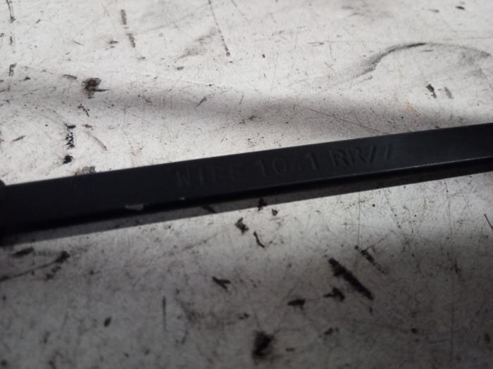 Ruitenwisserarm achter van een Suzuki Alto (SH410) 1.0 16V 2001