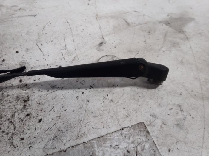 Ruitenwisserarm achter van een Suzuki Alto (SH410) 1.0 16V 2001